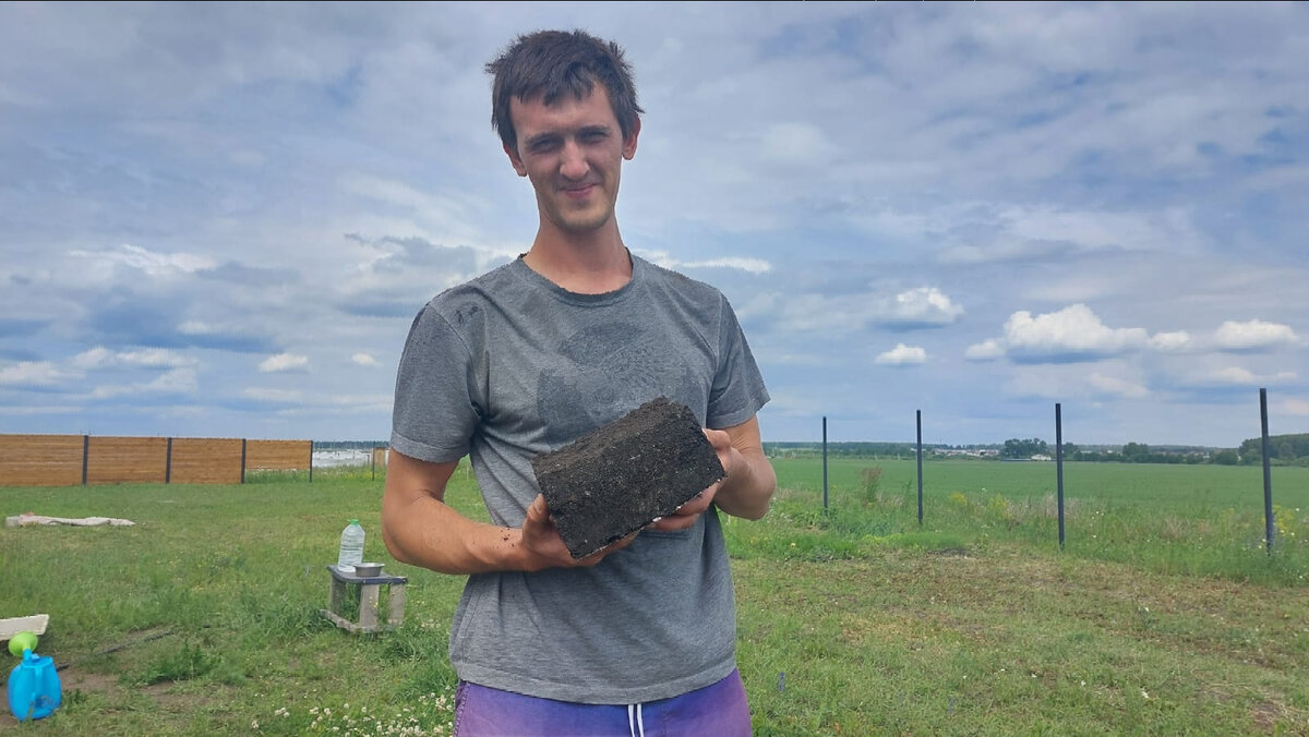 Я и опытный образец землеблока