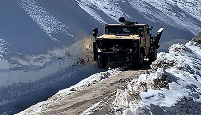 Кадры испытаний САУ Garuda 105 на шасси TATA LAMV.