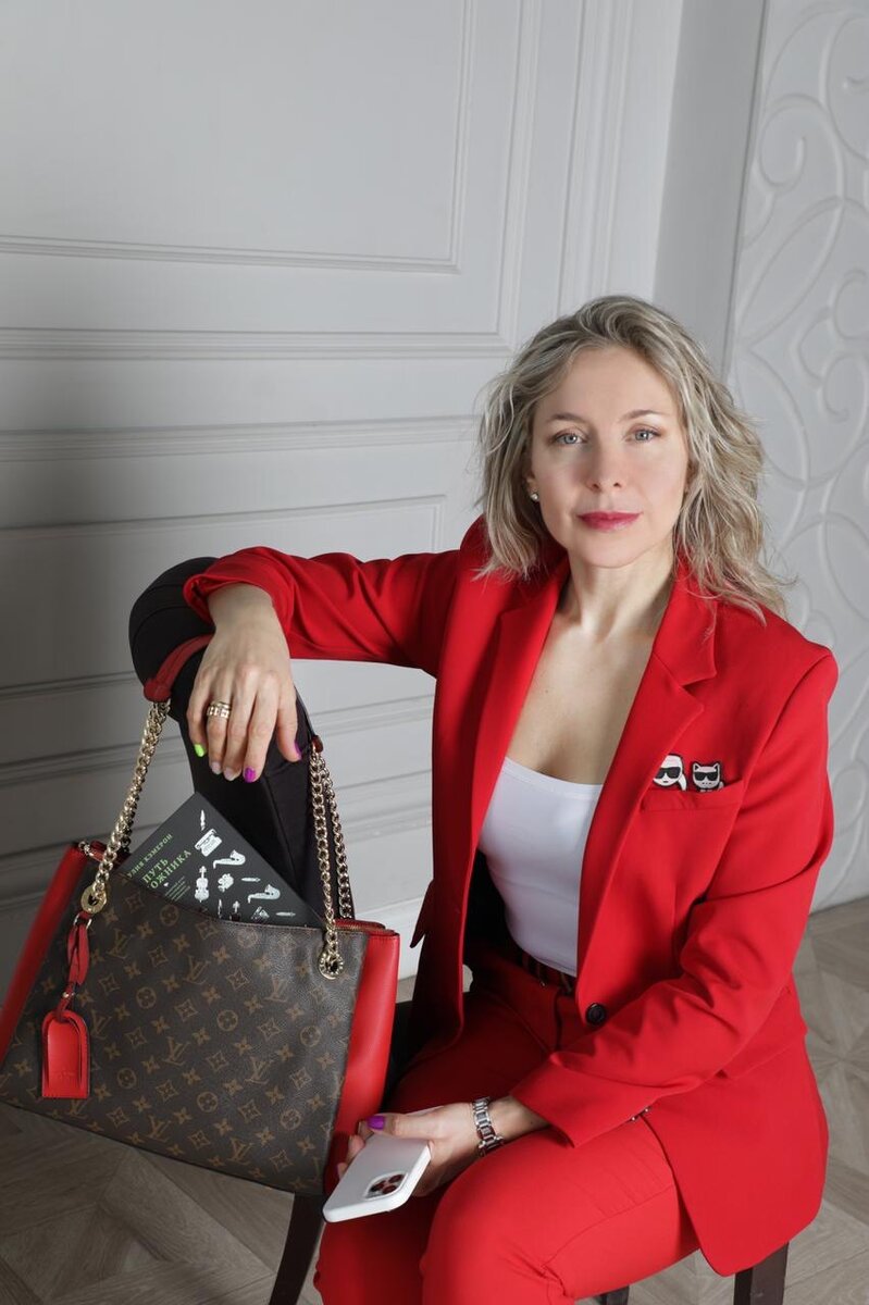 Самый частая жалоба клиентки на свою жизнь звучит так: «Я устала, больше не могу так. Я попробовала всё».😏

Первое, что видно сразу, - потеря ресурса. ✅

А второе - потеря мотивации что-либо менять. ✅

Третье - страх, что не получится. ✅

Вот эти гири висят у тебя на руках и ногах. И если ты хотя бы умом пришла к решению жить лучше, то помочь может только твоё действие! Не можешь бежать, иди.
Не можешь идти, ползи.
Нет сил ползти, ляжь в нужном направлении.🙏

Ты можешь жить по-старому, вариться в том же бульоне из проблем. А можешь решиться на важный первый шаг и пойти к своей мечте.🧡

И да, к мечте идти не всегда просто, но с ощущением смысла все трудности становятся вызовом.💥 Согласны со мной? 

#секретыблизкихотношений