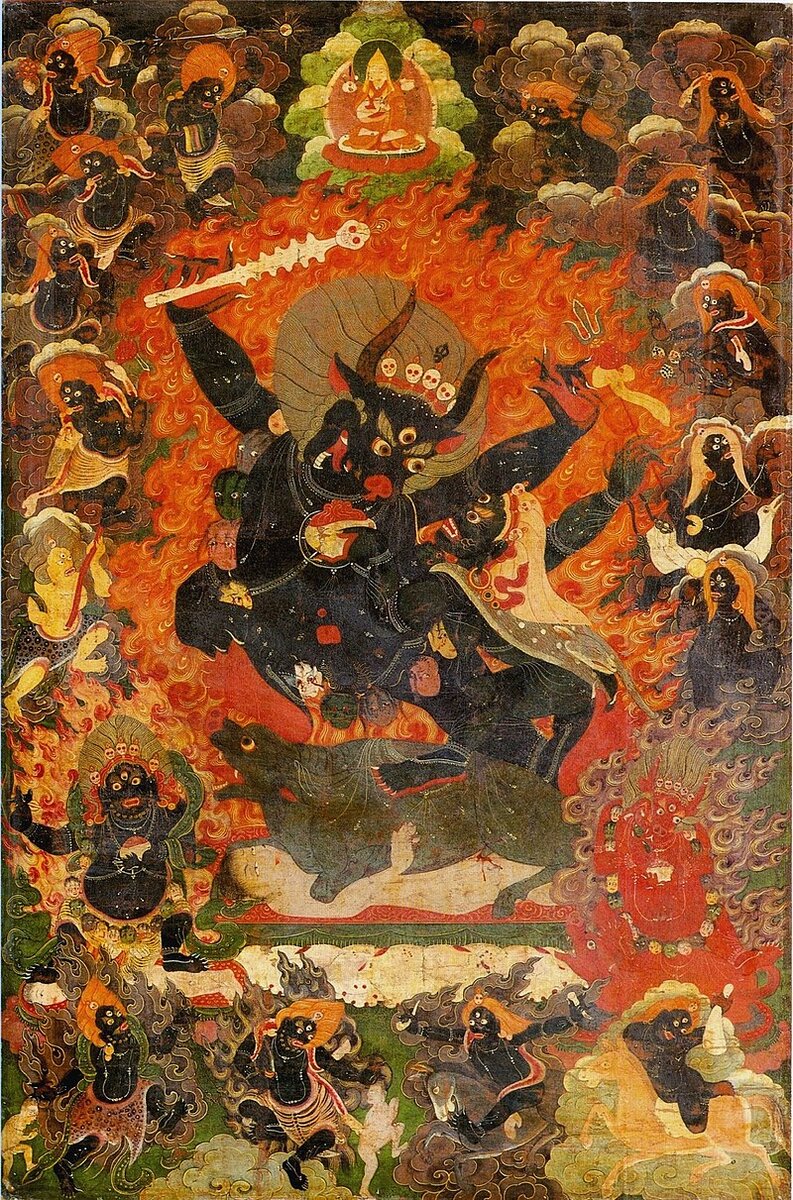 Внешний защитник учения (Ямараджа). Центр. р-н Тибета, сер. XVII в. Ямараджа изображён со своей спутницей беловолосой Чамунди, у неё тоже три глаза и корона из пяти черепов, как у Ямараджи. В руках у неё трезубец, у Ямараджи в руках булава из костей с черепом и лассо. Вверху изображение Цонкапы, вокруг него маленькие изображения Ямараджи с разными символами в руках. Ямараджа стоит на зелёном быке, который совокупляется с поверженным белым телом невежества. Справа от быка чёрный Внутренний защитник учения с лицом демона, слева — красный быкоголовый Тайный защитник учения. В нижнем правом углу на мулах Кали Дэви и Шри Дэви.