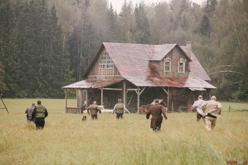Разваливающийся дом на окраине российской глубинки — идеальное место проживания серийного убийцы