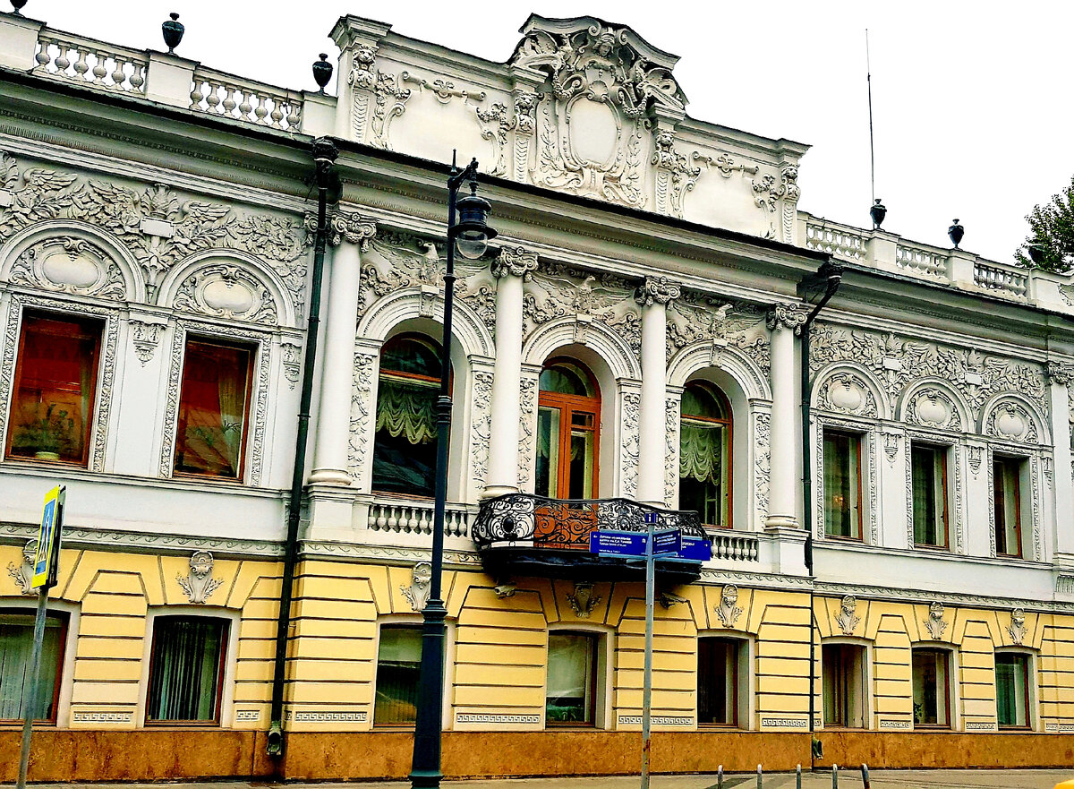 Один из самых красивых домов на Пречистенской улице.
