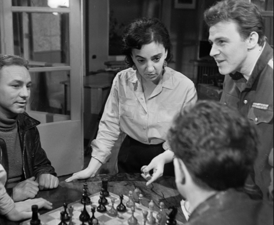 Кинорежиссер Татьяна Лиознова и актер Николай Рыбников на съемках фильма «Им покоряется небо», 1963 год. Фото: РИА «Новости» 