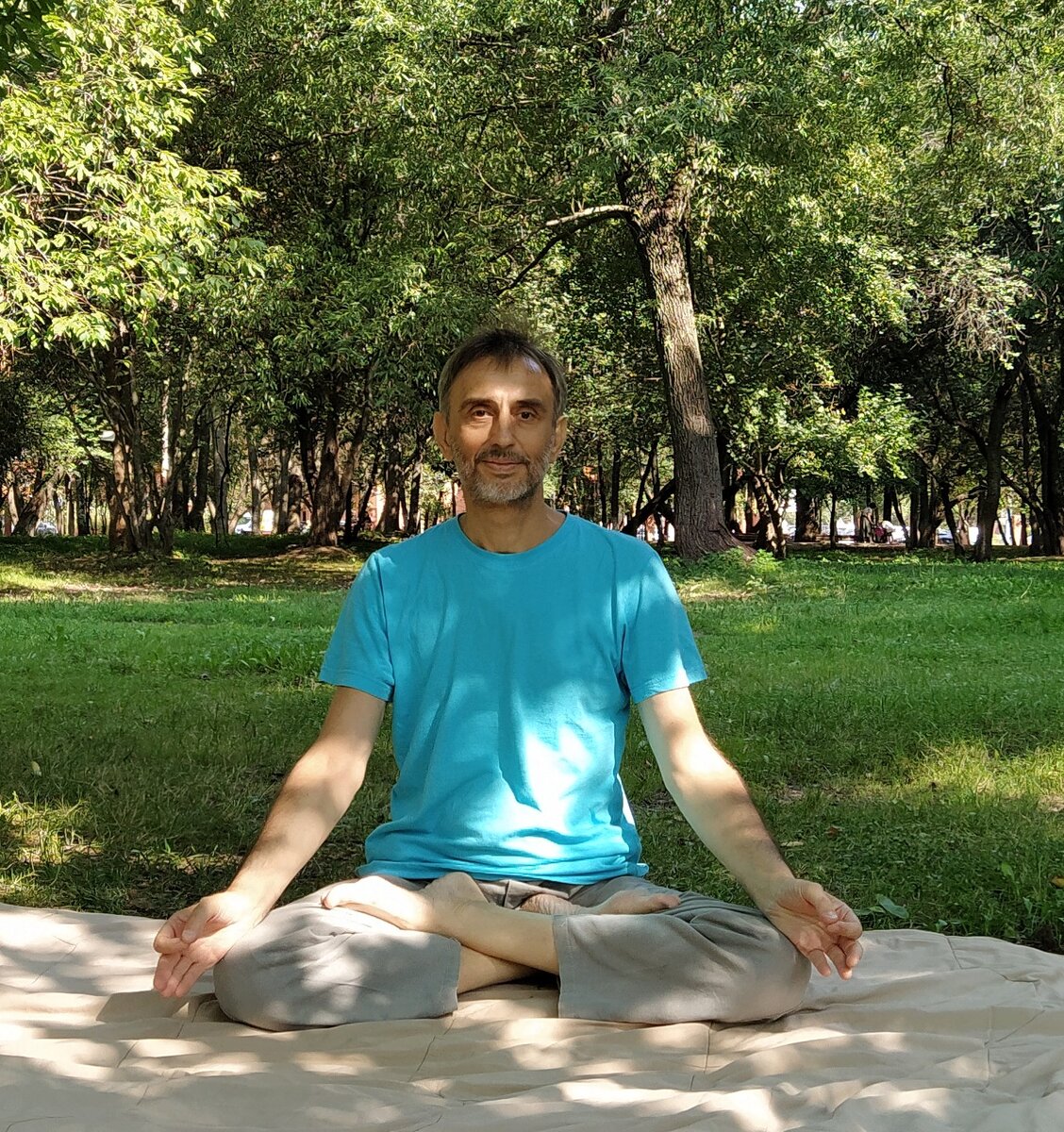 Практикую полное дыхание йогов в парке