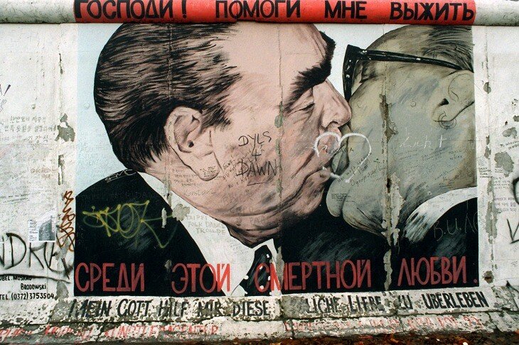Рисунок на берлинской стене брежнев целует