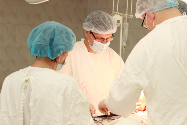 Candidatul la științe medicale, oncologul Alexei Stanislavovici Zhivotovsky efectuează o operație pentru îndepărtarea unei tumori maligne