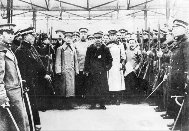 Сунь Ятсен со своим военным штабом, Гонконг 1911 год. Источник изображения wikimedia.commons