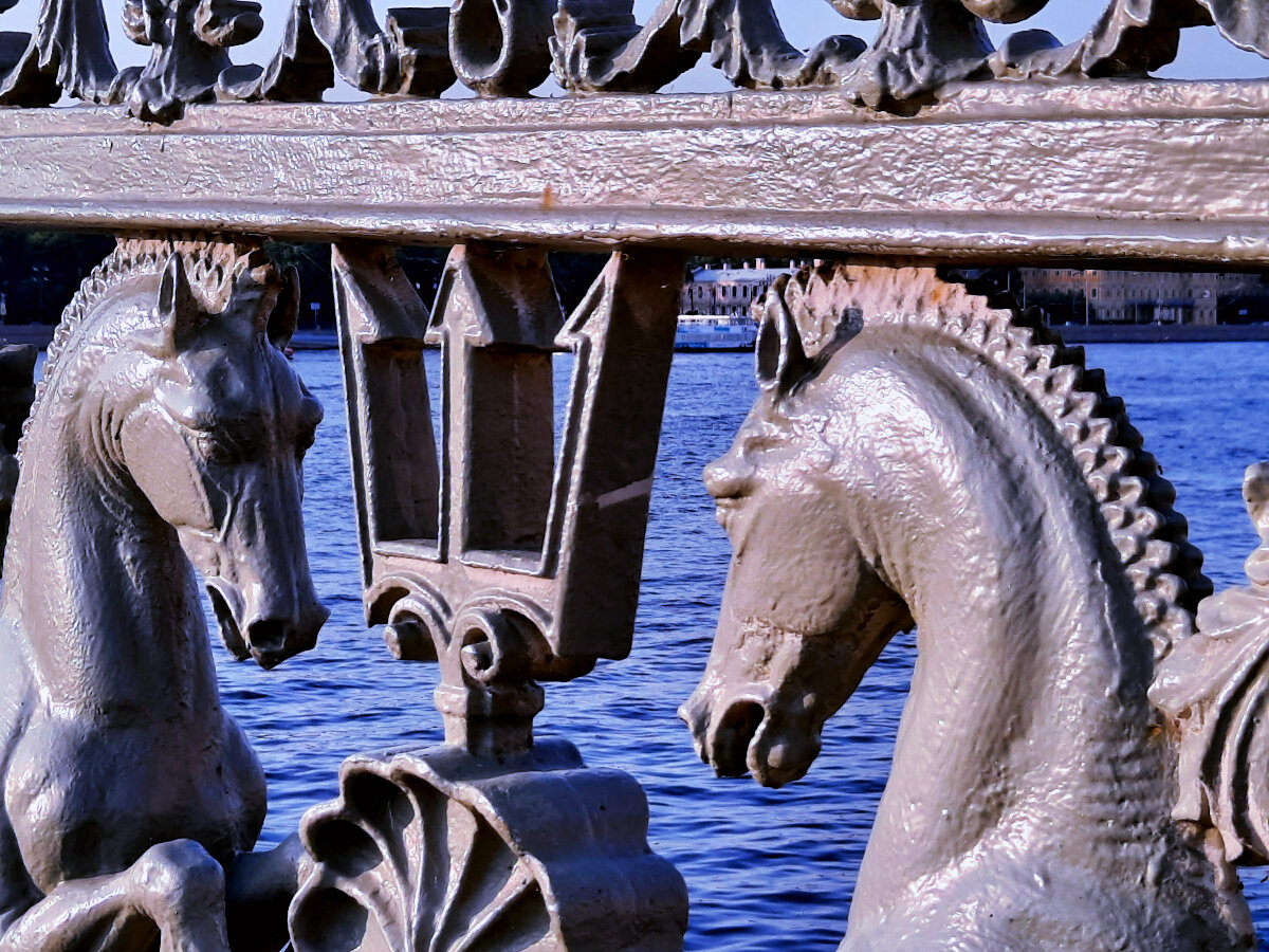 Ажурное ограждение, украшенное трезубцем и фантастическими морскими коньками