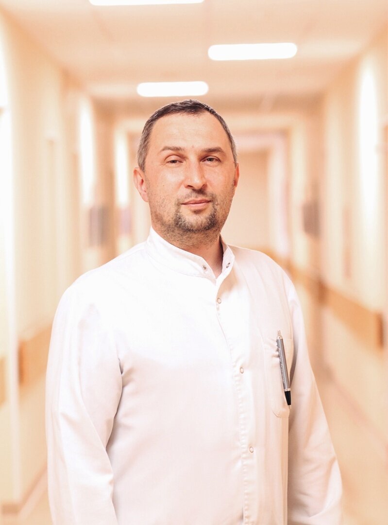 Александр Александрович Богатиков - заместитель главного врача по хирургической помощи, главный консультант по колопроктологии, руководитель Центра эндокринной хирургии, хирург, онколог, эндокринный хирург к.м.н.
