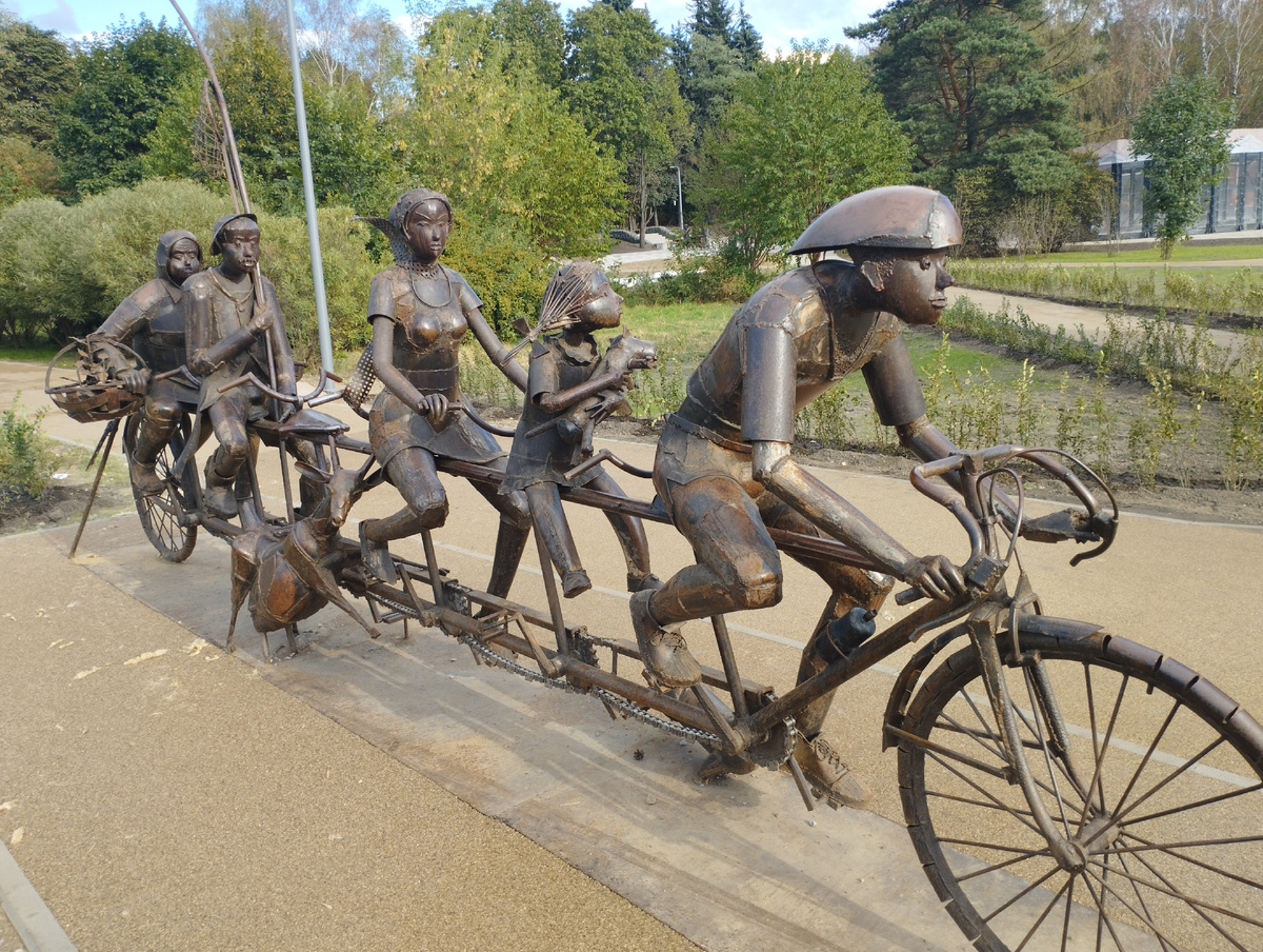 Общий вид скульптуры "Дачники"(вид сбоку)