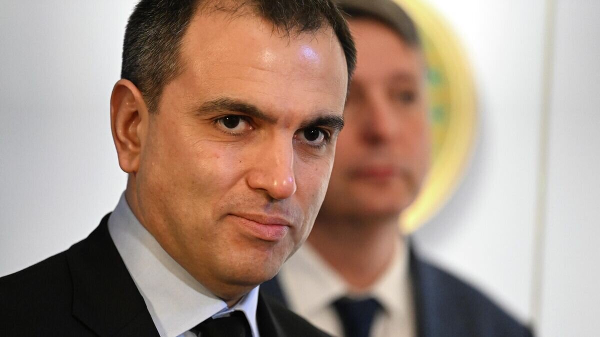    Российский промышленник, председатель правления и генеральный директор ООО "Сибур" Михаил Карисалов на выставке "Кремлевский сервиз. Дар семьи Карисаловых" в музее Московского Кремля© РИА Новости / Рамиль Ситдиков