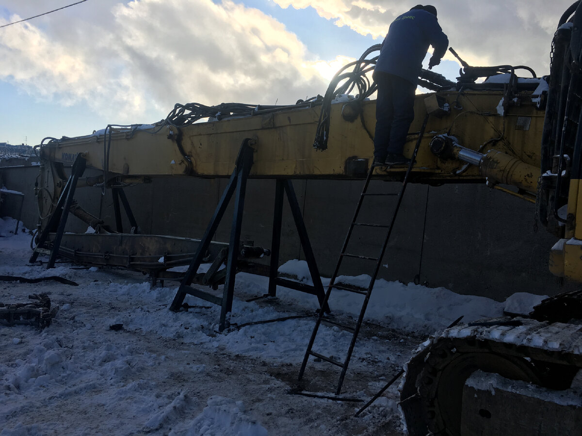 на фото экскаватор-разрушитель,с длинной стрелой 