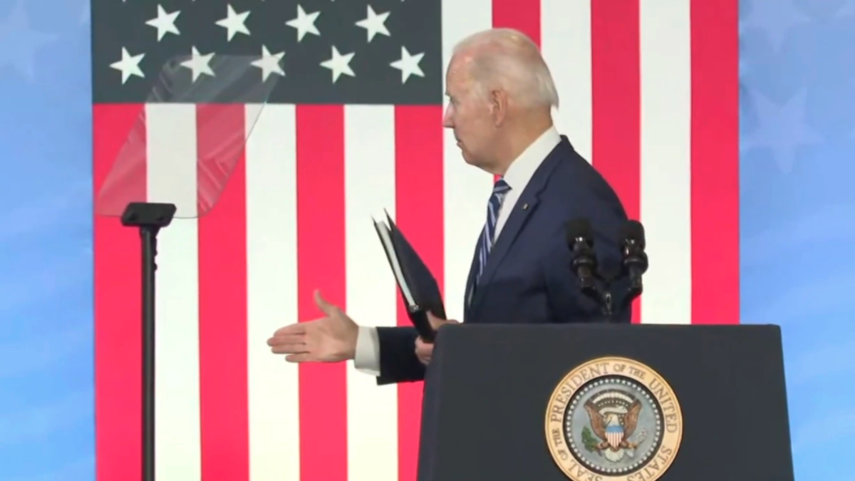 Забава американских президентов - здороваться с пустотой... А если пустота ответит?