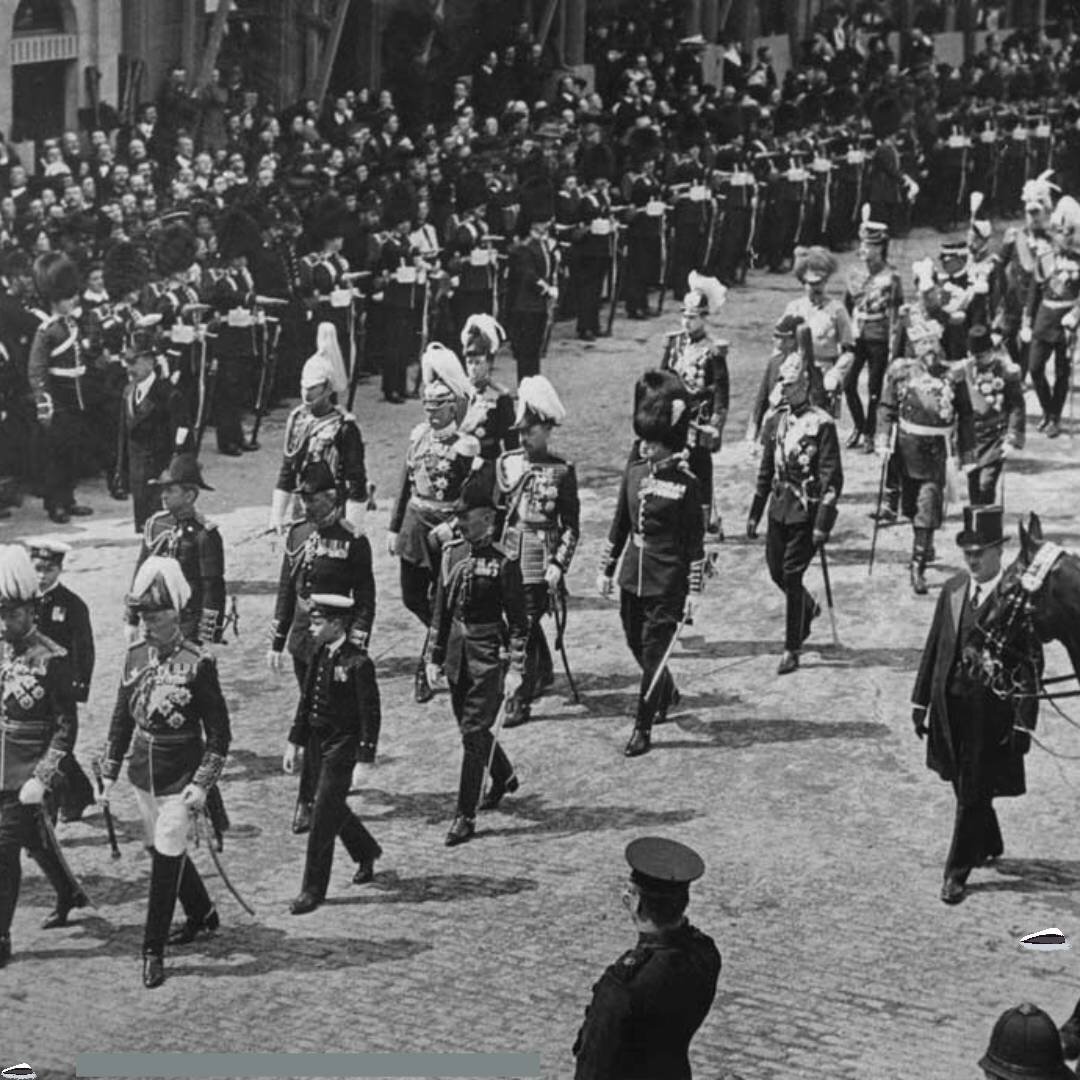 1910. В процессии шагают монархи Европы