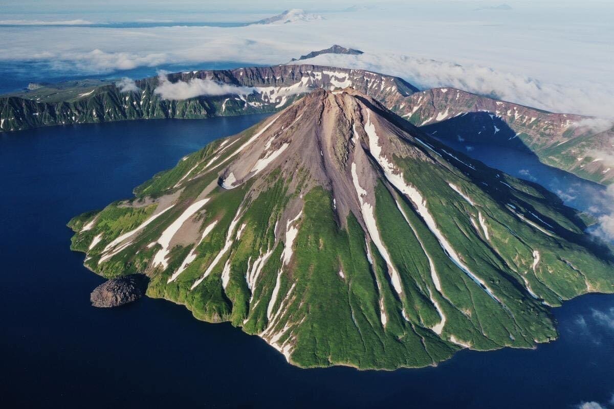 Вулкан креницына, курильские острова. Остров райкоке курилы. Вулкан тятя курильские острова. Онекотан курильские острова. Вулканы курильской гряды.