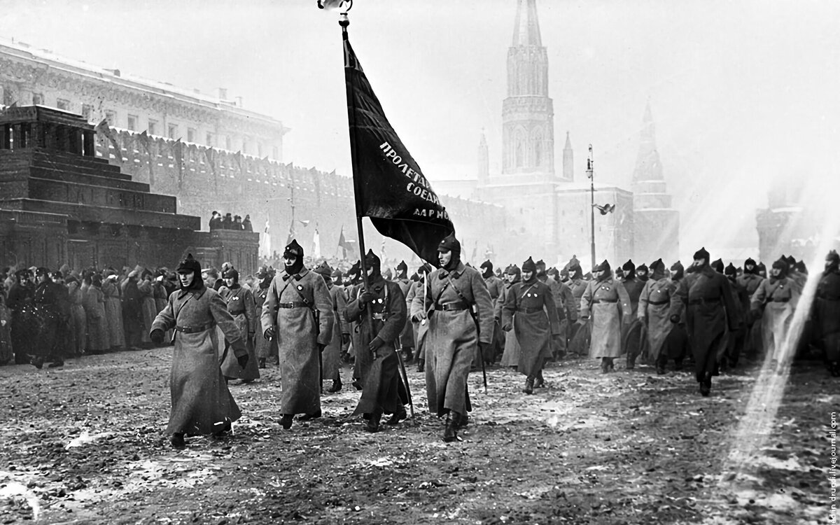 27.11.1927. Парад на Красной площади. Фото взято в сети Интернет.