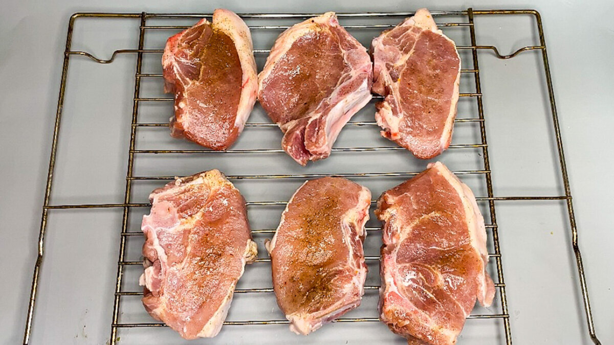 Мясо мягкое и сочное. Блюда из свиной лопатки без кости. Мясо получается жестким. Мясо шея свиная. Мясо получается жестким.