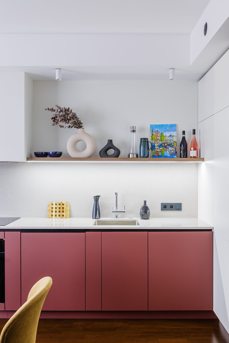 Кухня без навесных шкафов идеально вписывается в любой стиль оформления, не исключение строгий минимализм, стиль в котором выполнена кухня наших героев.-2