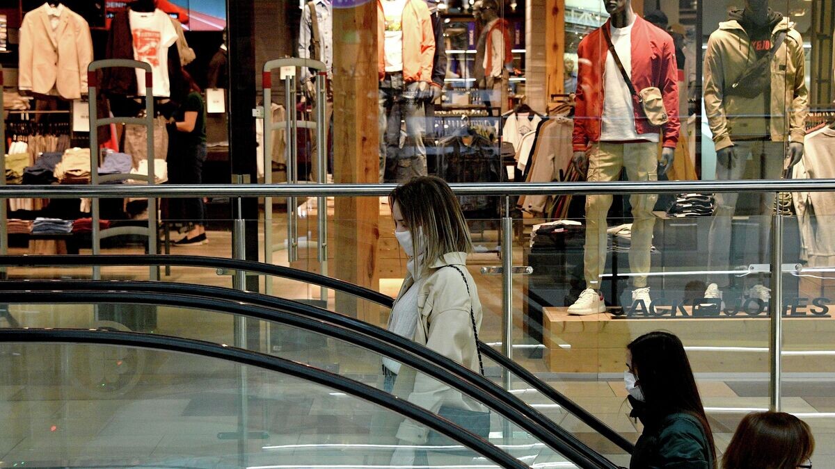    Посетители торгового центра в Минске© Sputnik / Виктор Толочко