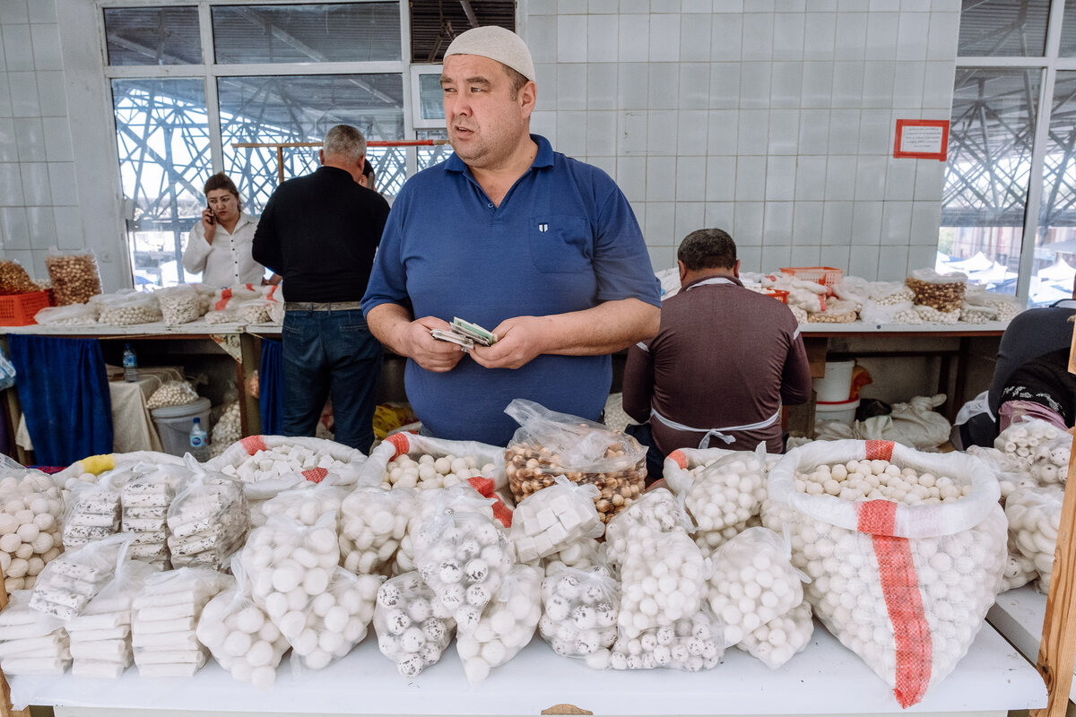 Сыр на рынке в Самарканде. Очень классный сувенир и подарок, кстати. 