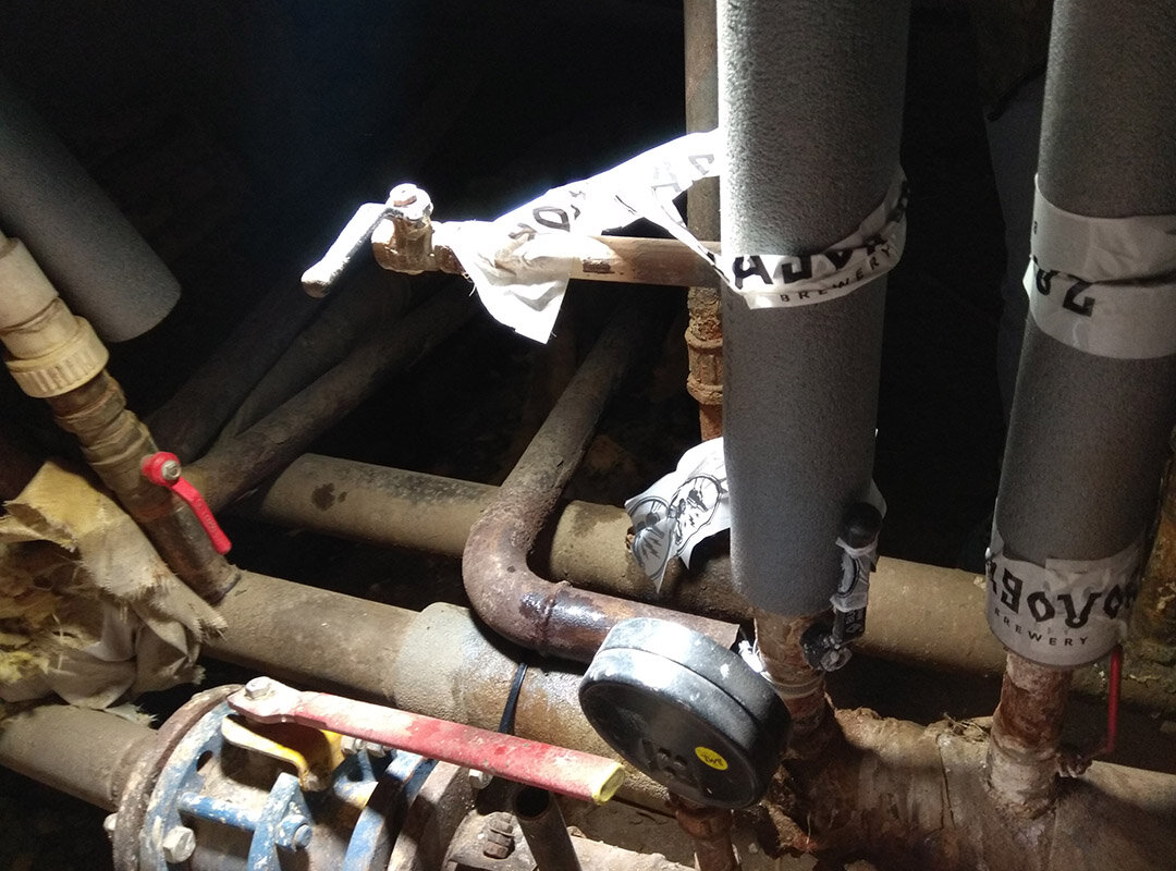 Протечка труб ГВС в подвале дома Фрунзе 1/1