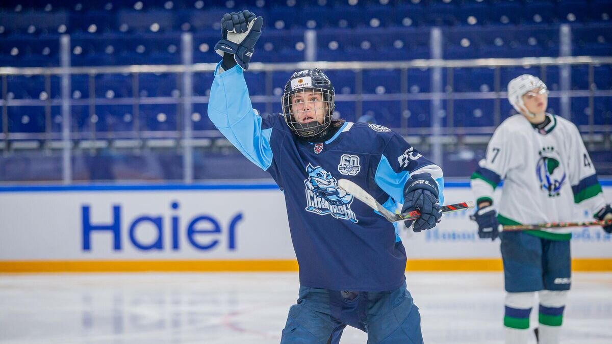    Хоккеист "Сибирских снайперов" в матче ВХЛ© пресс-служба ХК "Сибирские снайперы"