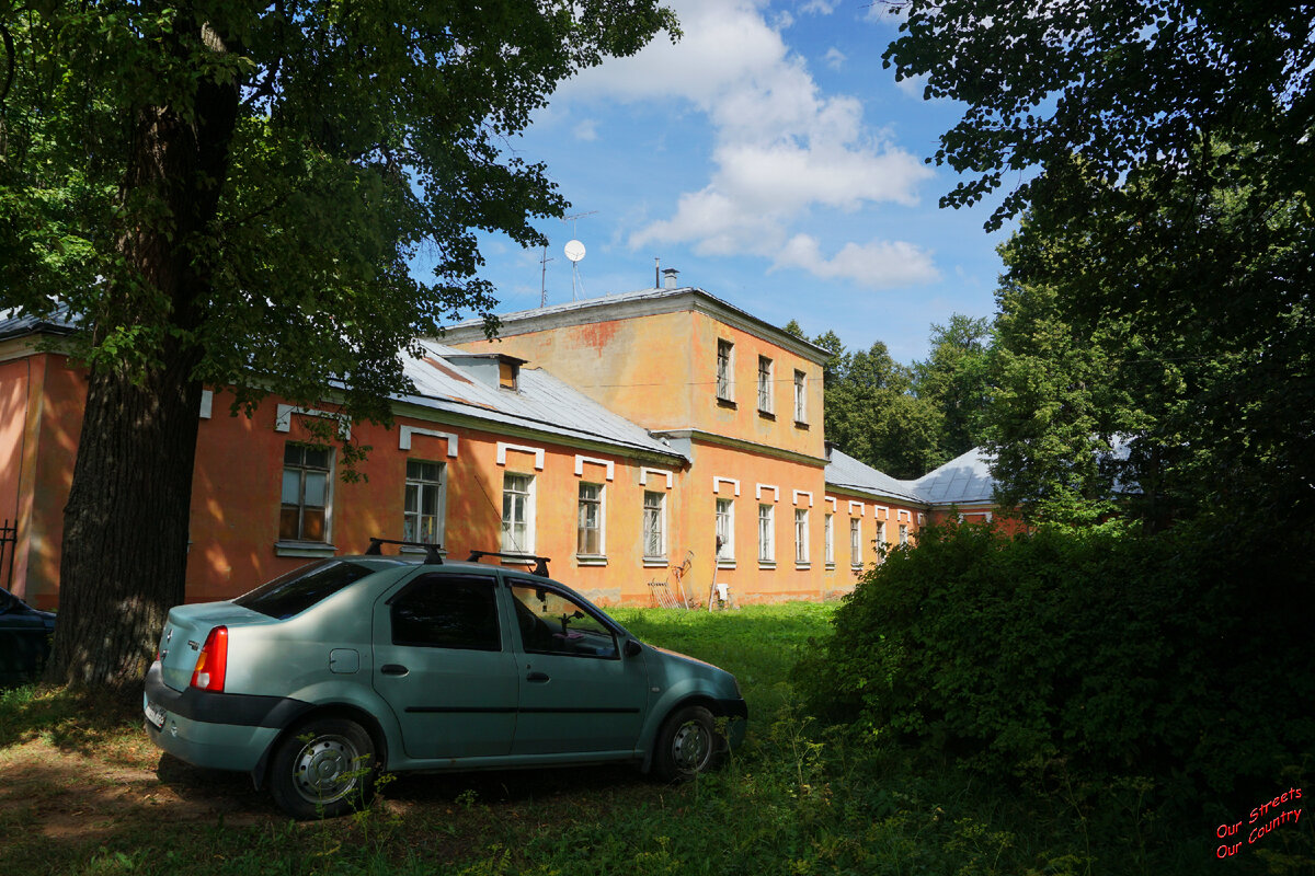 Южный флигель. Бывшая приусадебная оранжерея.