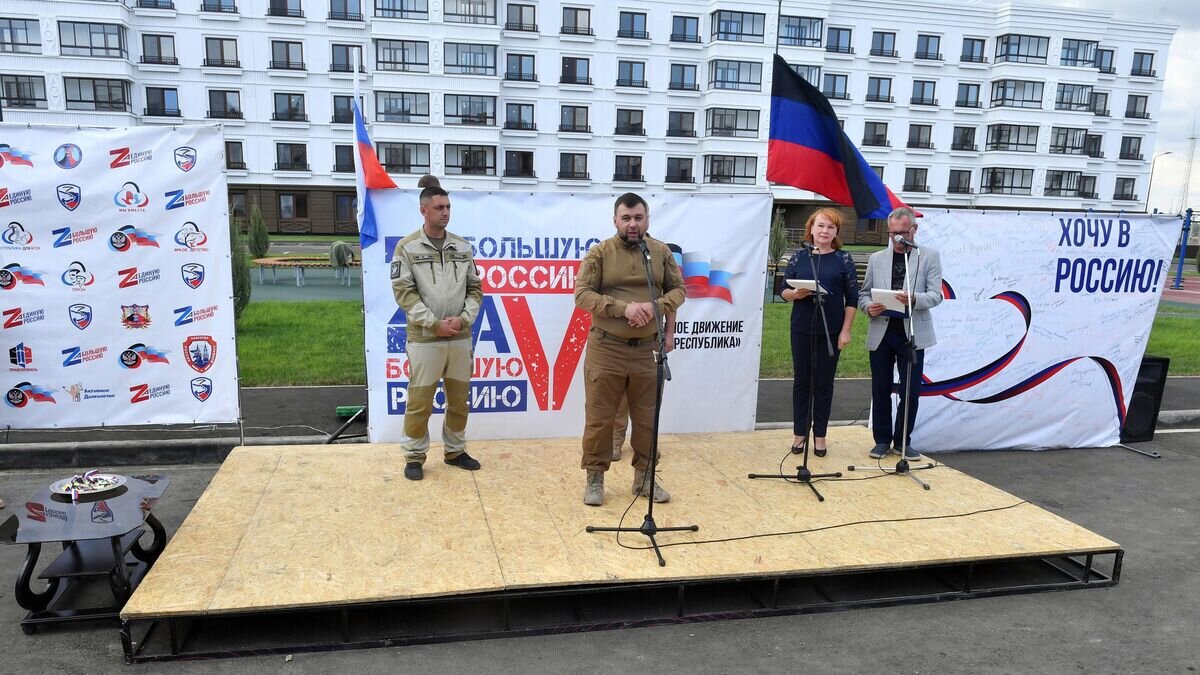    Вручение ключей первым жильцам построенных ВСК МО РФ домов Мариуполя© РИА Новости / РИА Новости