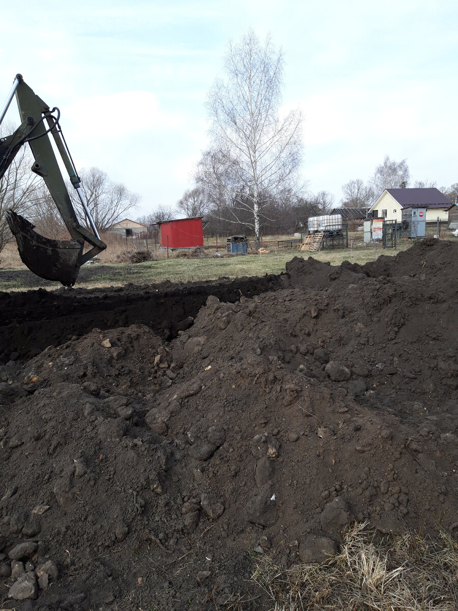 чернозем вперемежку с бутовым камнем. до сих пор выбираем его то тут, то там