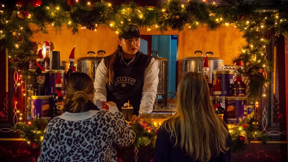    Новогоднюю ночь можно провести на одной из вечеринок в ресторанах и барах.Фото: unsplash.com