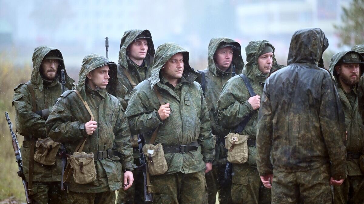    Военнослужащие из числа мобилизованных проходят обучение на военных сборах в Подмосковье© РИА Новости / Илья Питалев