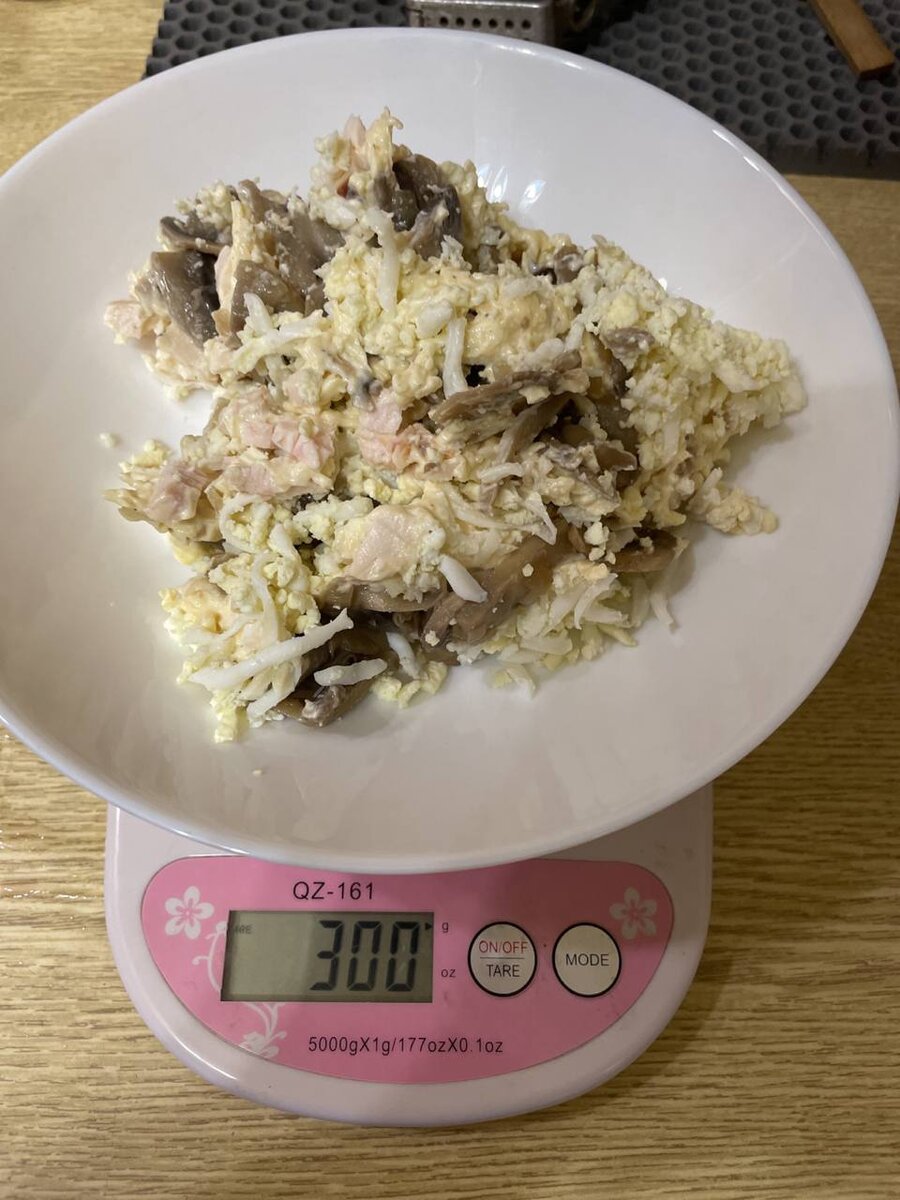 салат вдохновение + кофе без сахара со слойкой