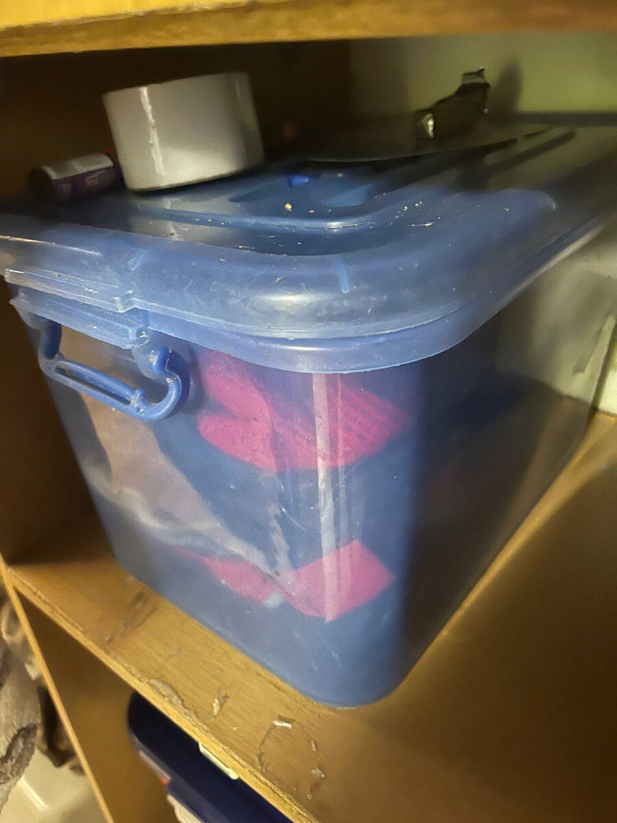 Полочка в древнем полуразобранном коридорном шкафу