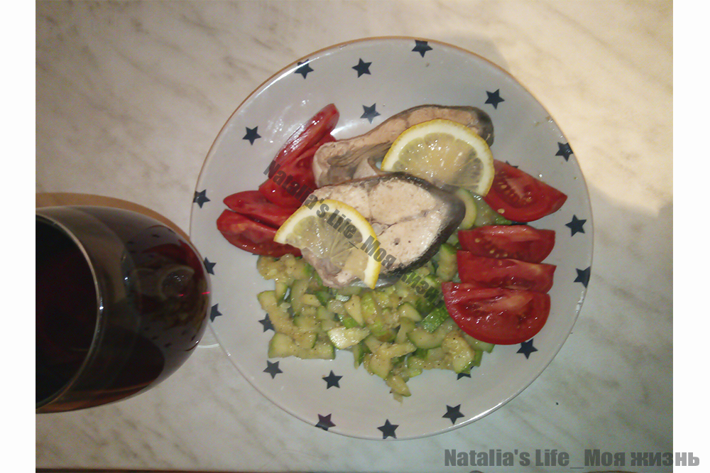 Рыба, кабачки и красное сухое вино