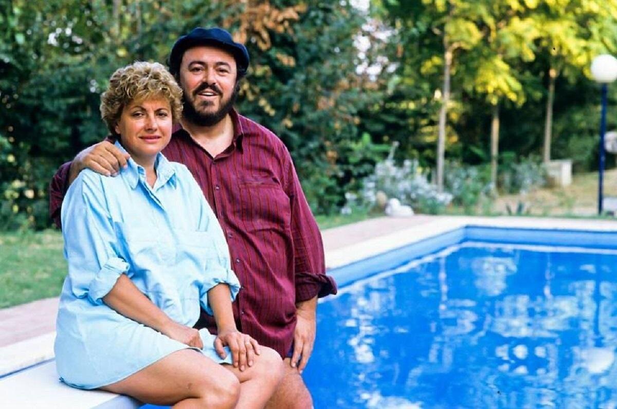 2 Luciano Pavarotti with his first wife Adua in swimming pool https://www.donnemagazine.it/wp-content/uploads/2019/10/cristina-pavarotti.jpg
