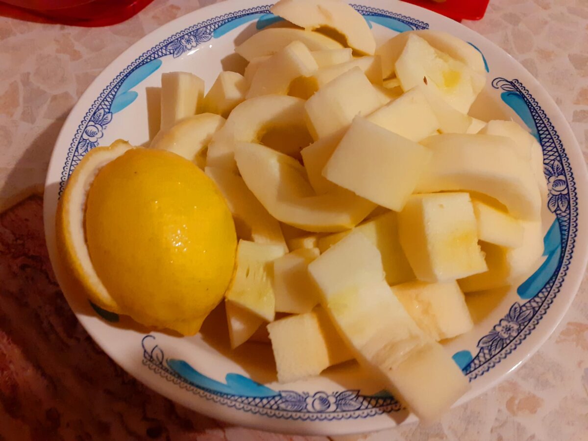 Кусочки кабачка и лимона должны свободно проходить в горловину мясорубки