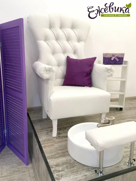 Первое название было "Ежевика", позже от него отказались так как не соответствует роду деятельности и были студии с таким названием в городе. 