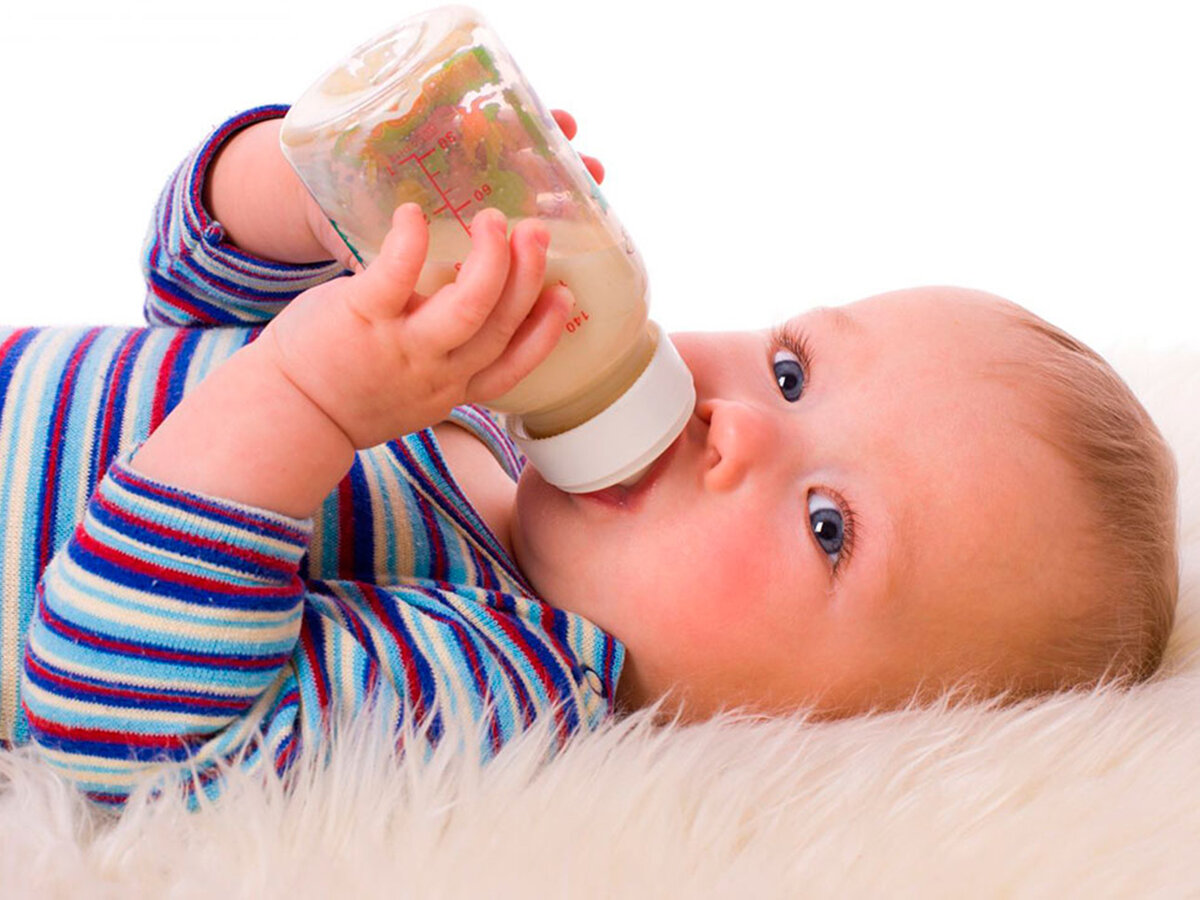 Бутылочки плачь. Дети с лактозной недостаточностью. Ребенок пьет молоко. Лактазная недостаточность искусственное вскармливание. Довольный малыш пьет из бутылочки.