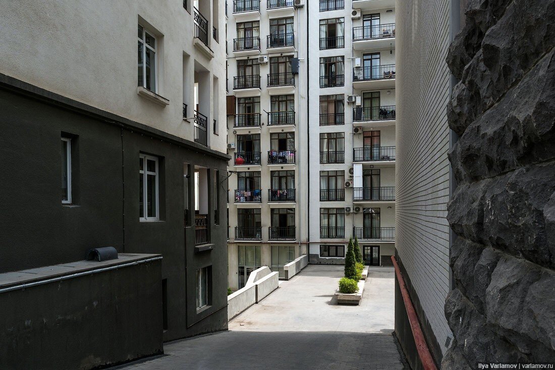 Несколько лет назад я побывал в Грузии. Начать я бы хотел с жилых районов Тбилиси. В далёком 2017 однокомнатная квартира в столице Грузии стоила $30 000.-3