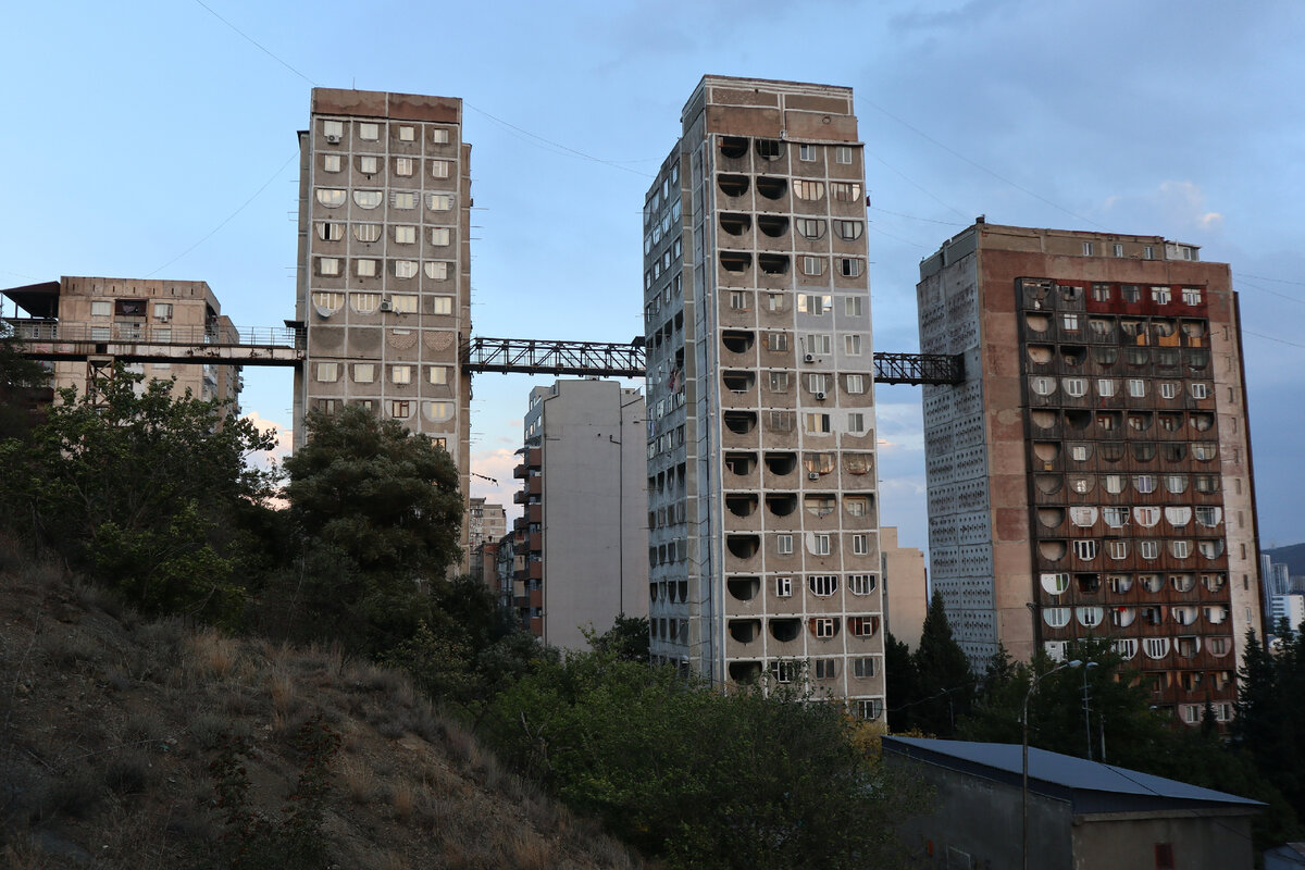 Уникальный комплекс домов с мостами в Тбилиси