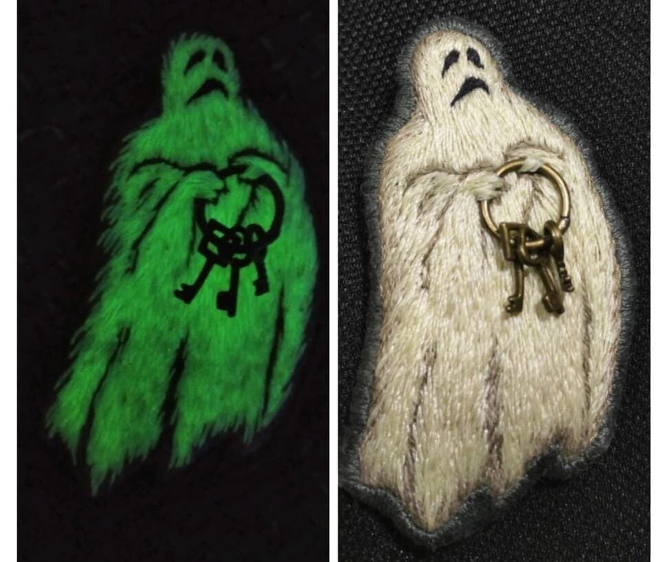 Брошь из флюорисцентной вискоза, светится в темноте