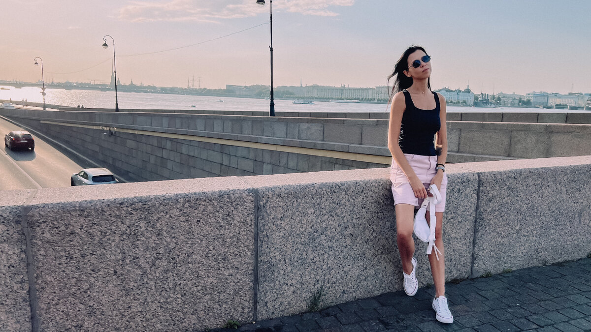 Просто фотокарточка со мной, чтобы разбавить текст и чтобы сделать обложку. Скучаю по местам 