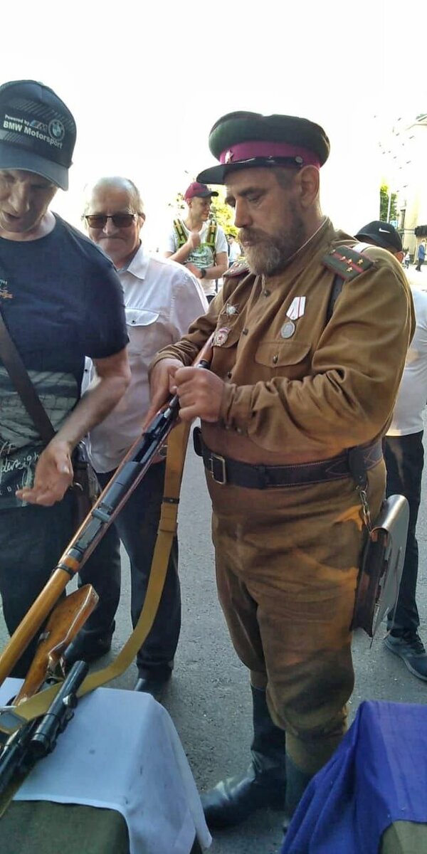 Прикиньте: винтовка Мосина! Убойная машина. И оружие в руках руководителя клуба Александра Перевезенцева.