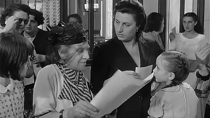 Кадр из фильма "Самая красивая" (1951)