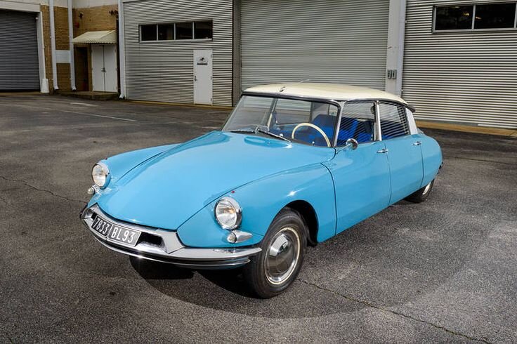 Citroen DS19 1955 модельного года. Автомобиль приобрел культовый статус и получил ласковое имя «Богиня». 