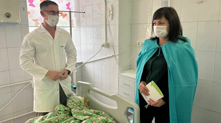    Анжелика Линькова навестила женщину и ребенка из Сургута, попавших в ДТП под Оренбургом Кристина Просвиркина