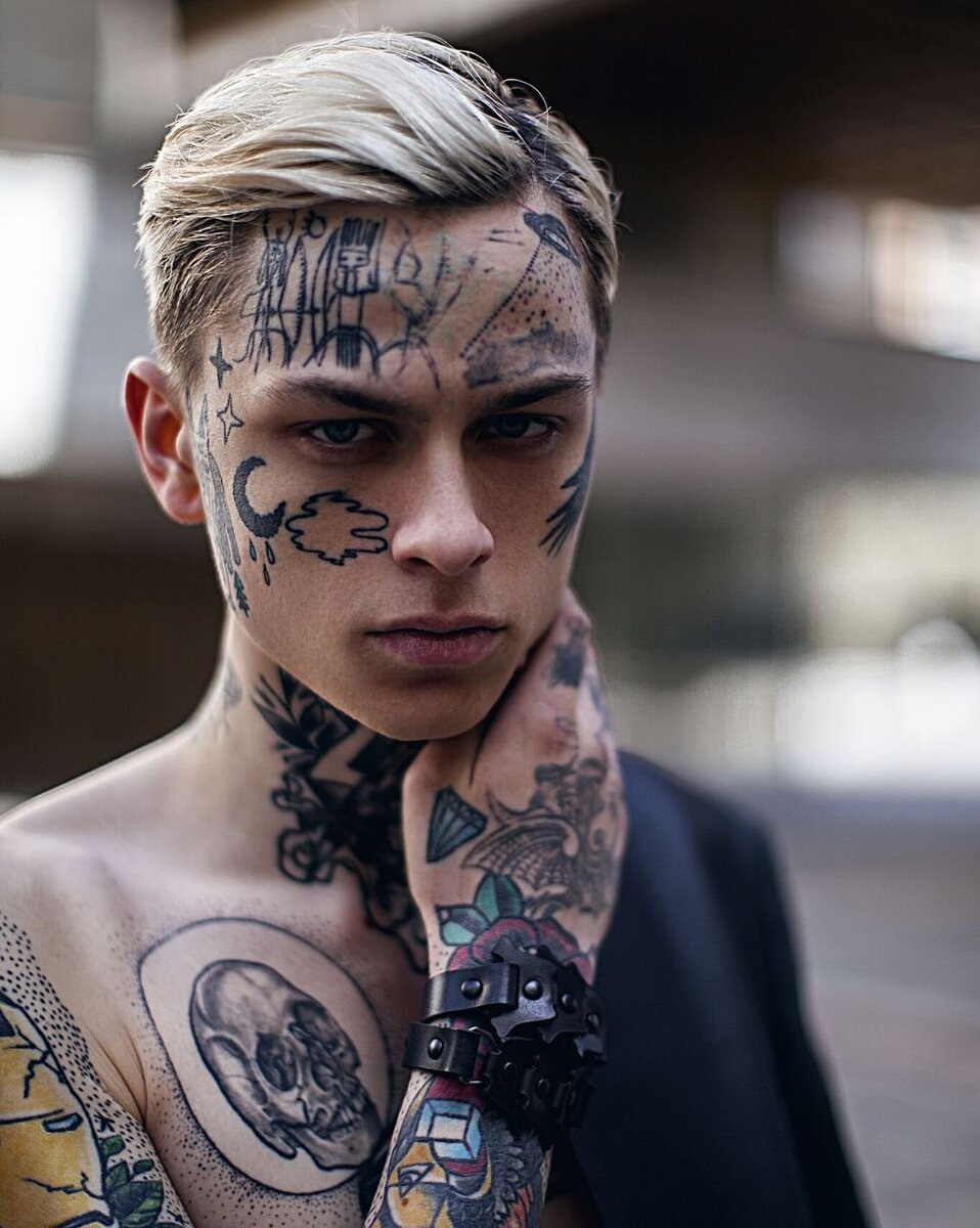 Популярные стили татуировок на лице