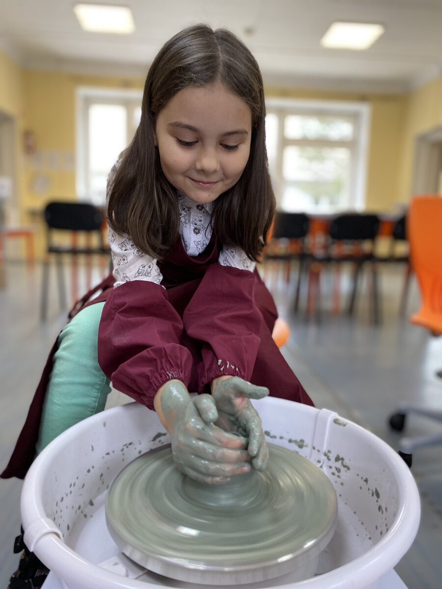 На фото Ксении Зимеревой: Лиза Наделяева осваивает гончарный круг.