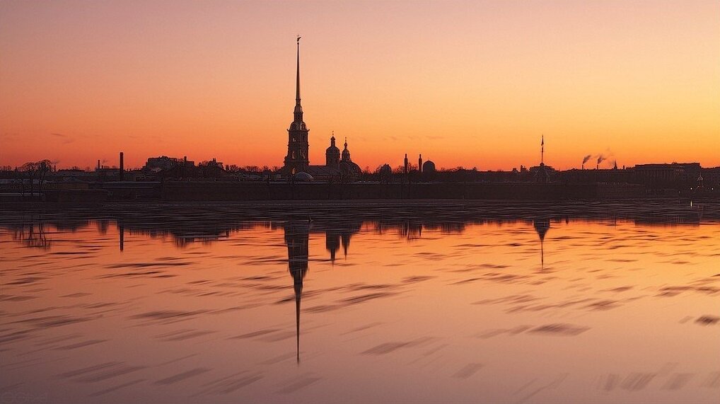 Санкт-Петербург. Силуэт Петропавловской крепости, вид с Невы. Фото из свободного фотостока