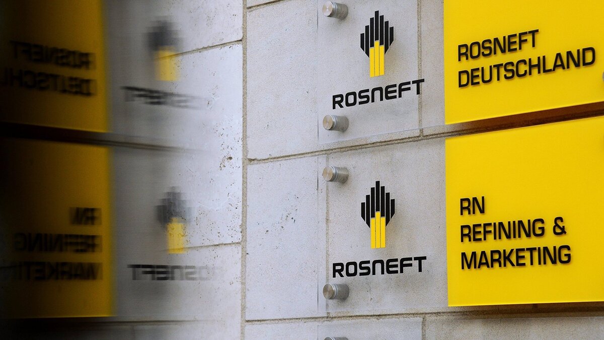    Вывеска на здании штаб-квартиры российской нефтедобывающей компании "Роснефть" в Берлине© РИА Новости . Алексей Витвицкий